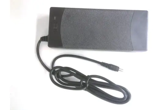 19インチ、21.5インチ、23.8インチWEMOOVEディスプレイ用低電圧電源（電気クラス2）。