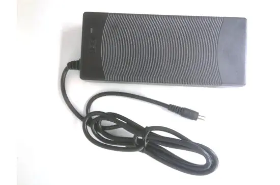 WEMOOVE 32インチ、43インチ、47インチ、55インチスクリーンに対応した低電圧電源（電気クラス2）。