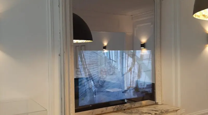 Stilvolle Integration eines Fernsehspiegels über dem Kamin