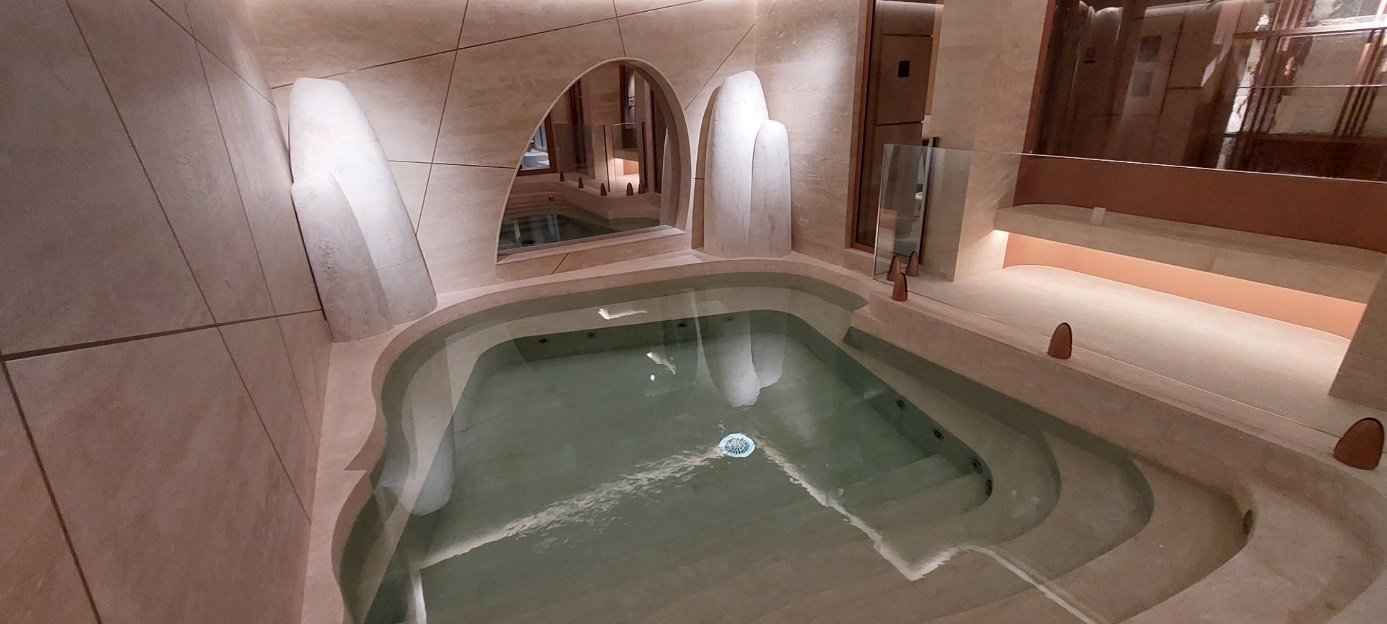 Bain japonais du Dix avec écran miroir étanche en demi-ellipse