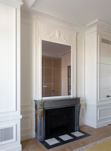 Miroir TV 55 pouces dans une cheminée d’appartement parisien