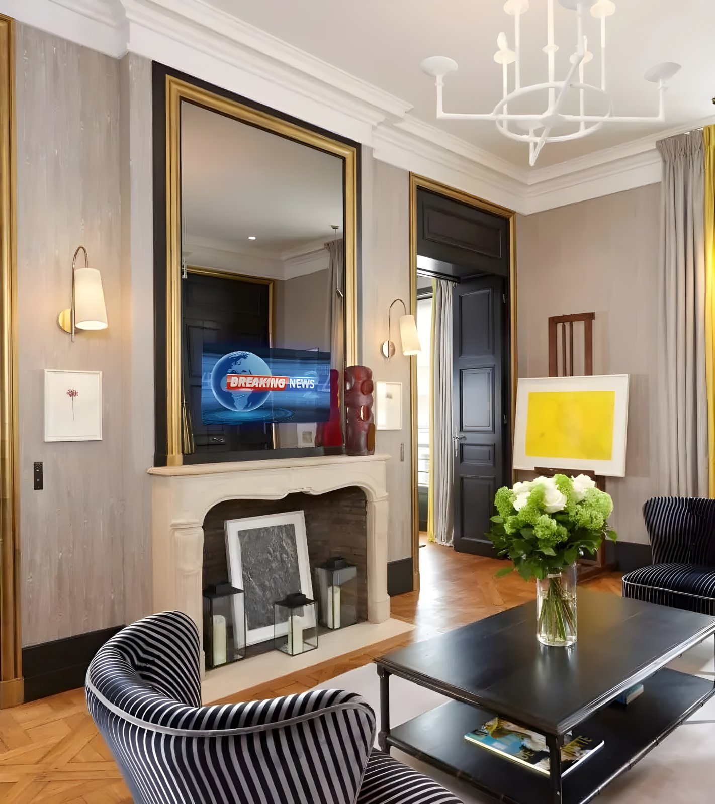 TV miroir dans le trumeau de cheminée d’une suite du Pavillon de la Reine